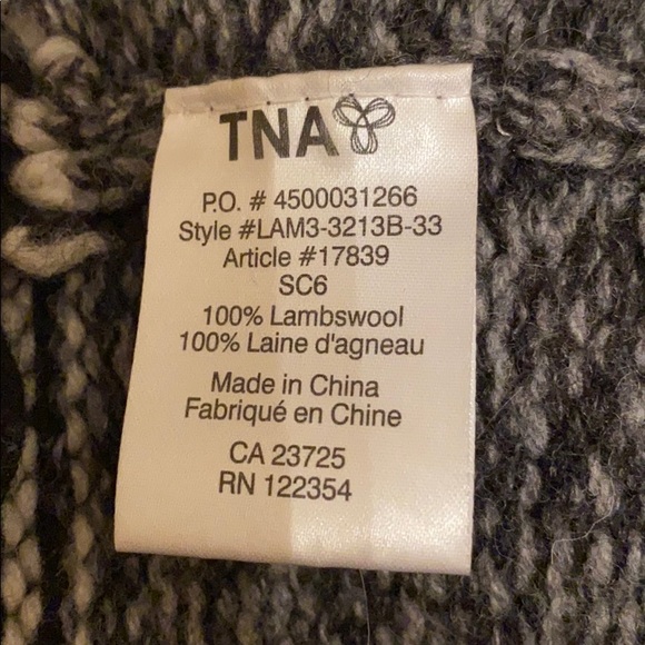 Super cute knit sweater TNA size S - Picture 6 of 7